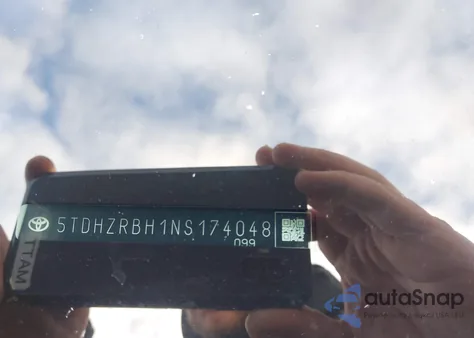 2022 Toyota Highlander Xle z USA, uszkodzony, nr VIN 5TDHZRBH1NS174048